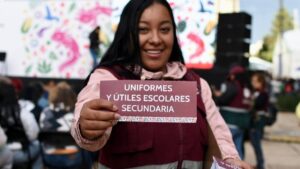 Vales de uniformes y útiles en CDMX 2025: consulta cuándo te toca recogerlos
