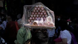 Merengues al piso: policías retiran a presunto vendedor del Metro; SSC-CDMX justifica acción