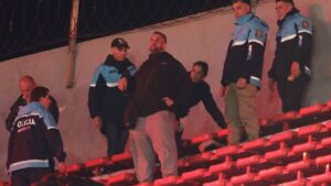 Imágenes fuertes: Desnudan y golpean a aficionados en partido entre Independiente y U. de Chile