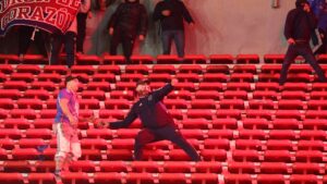 ¡Violencia en las gradas! No sólo en Argentina, las batallas campales que han manchado al futbol