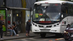 Viralizan a niño manejando unidad del transporte público en Durango