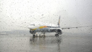 Los aviones sí pueden volar bajo la lluvia… ¿entonces por qué se cancelaron los vuelos del AICM?