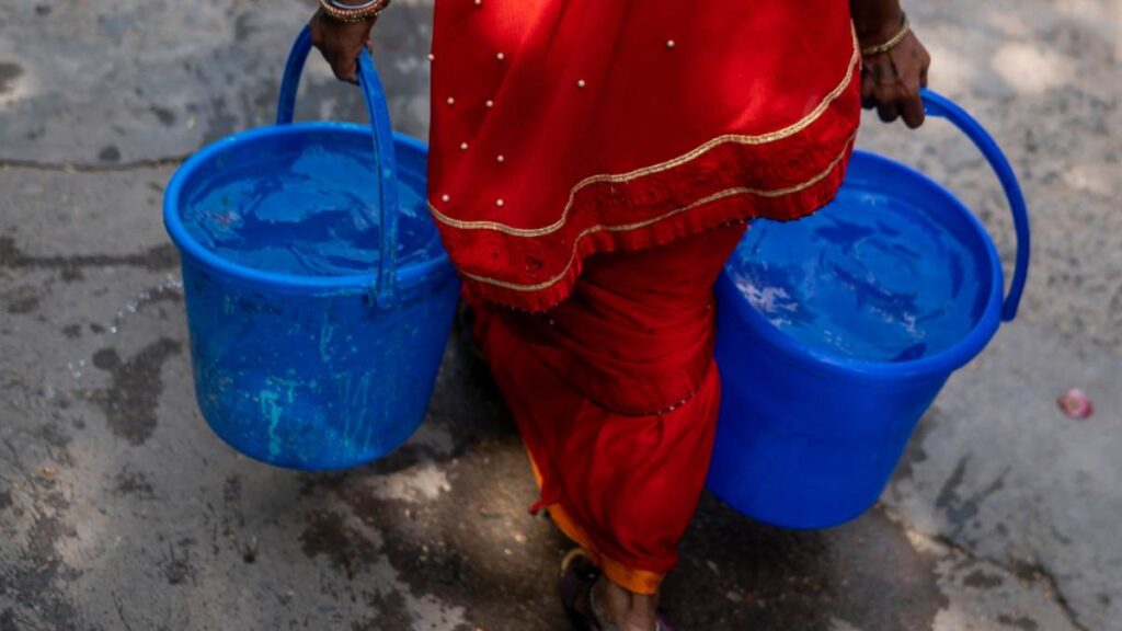 Más de 2 mil millones de personas en el mundo siguen sin acceso seguro a agua potable, reveló un informe de la ONU presentado este martes en Ginebra, Suiza. De acuerdo con la Organización Mundial de la Salud (OMS) y Unicef, en 2024 una de cada cuatro personas careció de un suministro gestionado de forma segura, lo que significa que muchos todavía dependen de ríos, estanques o canales.