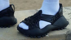 Oaxaca exige suspensión de venta de huaraches de Adidas por apropiación cultural