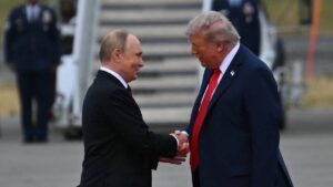 La imagen del día: Trump y Putin se dan un apretón de manos en Alaska