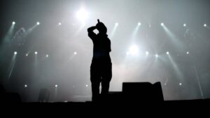 Así fue la fuerte caída de Pablo David Ortiz en pleno escenario