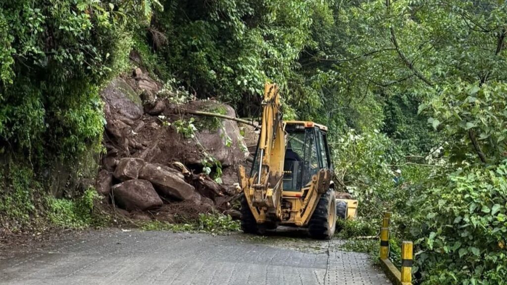 LLUVIAS DEJAN DERRUMBES EN VARIOS MUNICIPIOS DE LA SIERRA NORTE DE PUEBLA