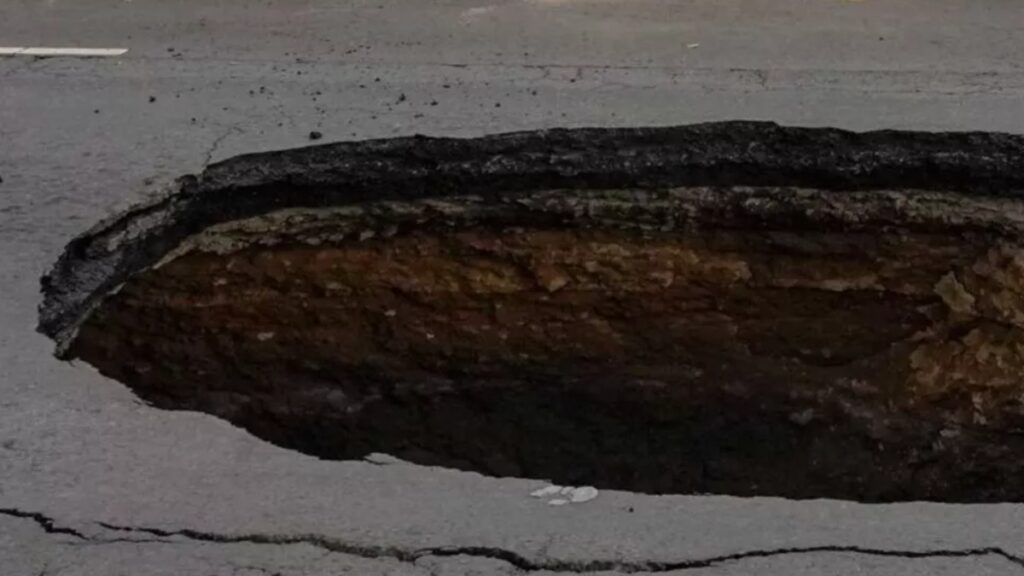 Abuelita cae a socavón en Guadalajara; captan en video su rescate