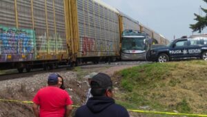 Gobierno del Edomex atiende a víctimas del choque en Atlacomulco; confirman 10 muertos