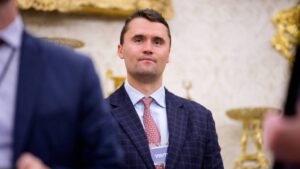 Balean a activista Charlie Kirk, aliado de Trump; difunden video