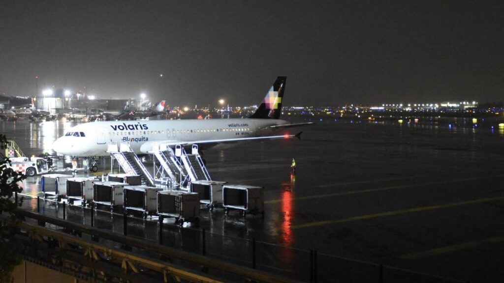 Tormenta tropical Lorena afecta vuelos desde la CDMX y deja lluvias torrenciales en Baja California Sur, Sonora y Sinaloa.
