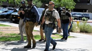 Video: agente de ICE empuja y tira al suelo a migrante ecuatoriana