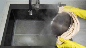 Tirar agua hirviendo por el fregadero puede poner en riesgo tu cocina