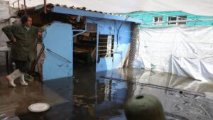 Anuncian apoyos directos a damnificados por lluvias en Iztapalapa