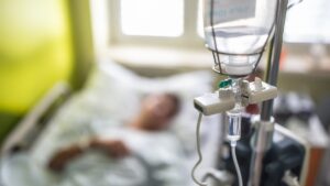 Leyenda del futbol sufre infarto en pleno homenaje, dan actualización médica