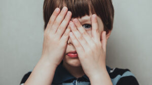 Autismo: experta desmiente a Trump sobre relación entre paracetamol y autismo; padres mayores son un factor real