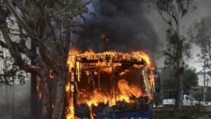 Impactante: choque múltiple termina en incendio y rapiña en Veracruz