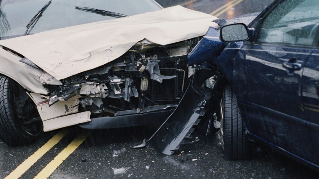 automovilista-pierde-el-control-en-puebla-choca-con-auto-se-mete-a-garaje-y-huye