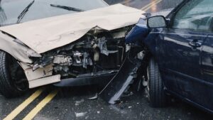 Automovilista pierde el control en Puebla: choca con auto, se mete a garaje y huye