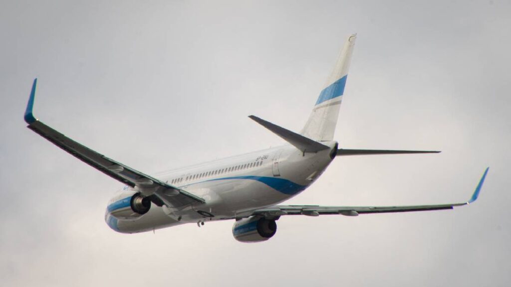 Avión de Sky High aterrizó de emergencia en Las Américas, RD, tras falla en tren delantero; no hubo heridos.