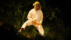 Bad Bunny se lastima una rodilla en pleno concierto; quiso saltar como “conejo”