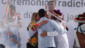 Entrega de bastones de mando abre intenso debate