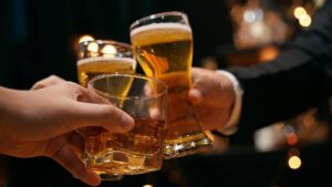 Beber alcohol eleva el riesgo de demencia, revela estudio