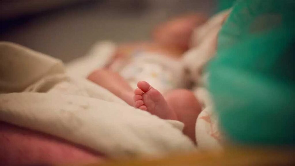 Auoridades encontraron al nonato en una caja.