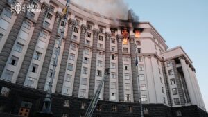 Bombardeo de Rusia alcanza la sede del Gobierno de Ucrania, dejando 2 muertos y 17 heridos