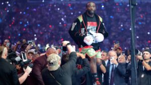 El boxeador Terence Crawford es detenido a punta de pistola por policía en EE.UU.