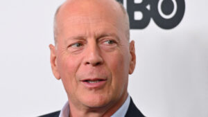 Bruce Willis reaparece feliz tras ingresar a una casa de reposo