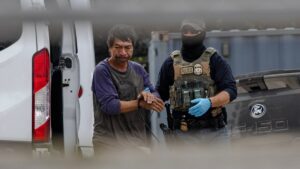 California prohíbe redadas antiinmigrantes con agentes enmascarados, y operativos en escuelas