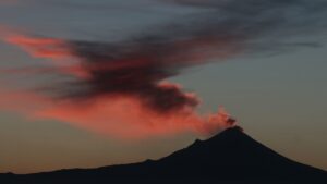 Captan el fenómeno conocido como “duendes rojos” junto al volcán Popocatépetl: ¿qué son?
