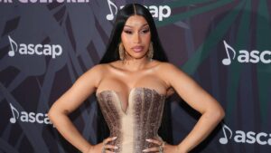 Cardi B se convierte en vendedora callejera para promocionar su nuevo álbum “Am I the Drama?”