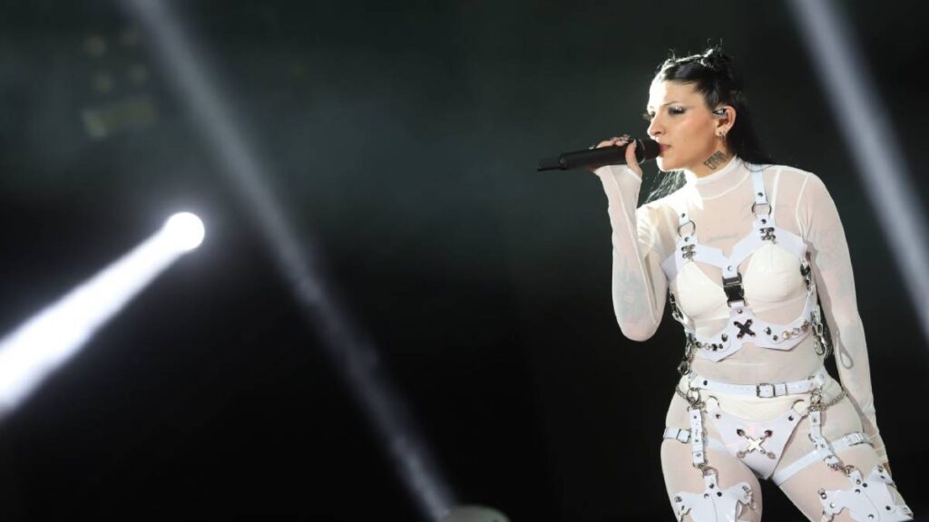 Cazzu no puede viajar con su hija por imposición de Nodal