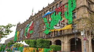 ¿Cuándo encienden el alumbrado patrio en el Zócalo de CDMX?