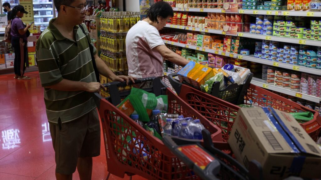 Residentes se preparan para el tifón Ragasa. reuters