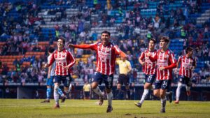 Chivas vence al Puebla en un campo complicado por las condiciones climáticas