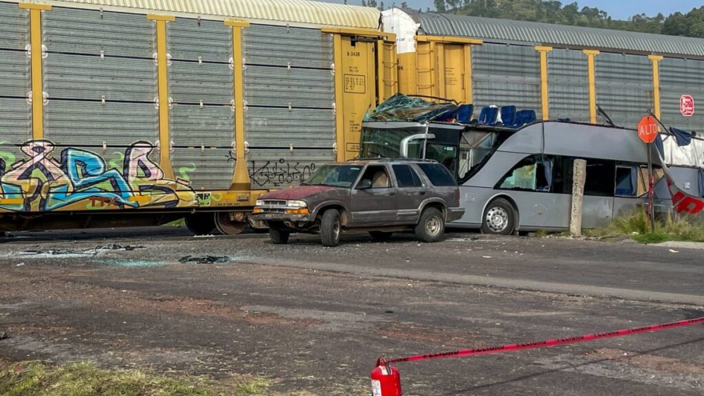 Choque de tren y autobús en Atlacomulco dejó 10 muertos
