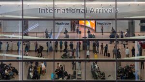 Evacúan terminal de aeropuerto en Londres por materiales peligrosos