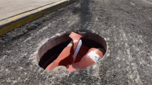 ¡Ouch! Periodista graba inundación y cae a coladera abierta en Tultitlán