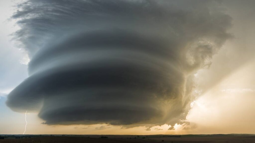 Nube circular con forma de ovni anuncia una tormenta