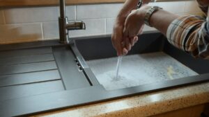 Cómo destapar el fregadero en pocos pasos con trucos caseros