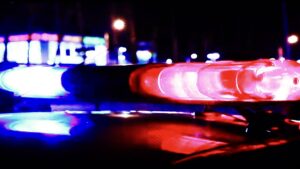 Policía se queda dormido y estrella su patrulla contra poste en Puebla