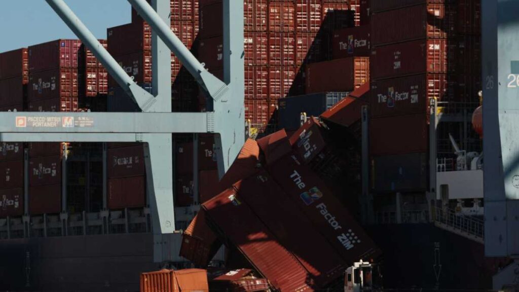 Contenedores de carga caen en Long Beach, California