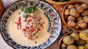 ¿Cómo hacer la crema para los chiles en nogada? Un chef lo explica, paso a paso