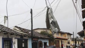 Minitornado sorprende en San Cristóbal de las Casas y deja daños