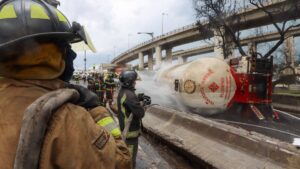 Ya son 31 las víctimas mortales de la explosión de la pipa en el Puente de la Concordia