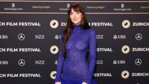 Dakota Johnson deja poco a la imaginación con un vestido de encaje transparente en el Festival de Cine de Zúrich