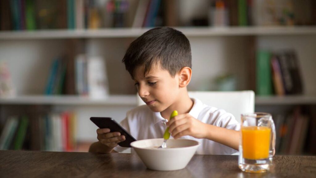 Expertos piden no darle el celular a los niños cuando comen: "Podría  afectar su desarrollo cognitivo" - UnoTV
